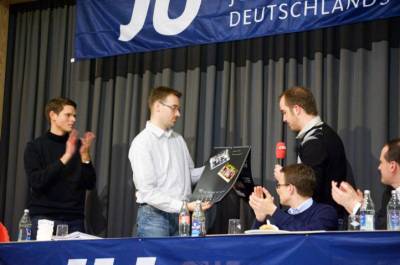 F�r den scheidenden Vorsitzenden Michael Dambacher gab es reichlich Dankesworte und ein Pr�sent