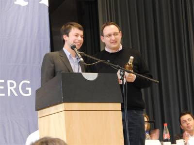 Steffen Bilger MdB �berreicht als JU-Landesvorsitzender ein Pr�sent an Uwe Wiedmann aus Heidenheim, den scheidenden Vorsitzenden der JU Nordw�rttemberg